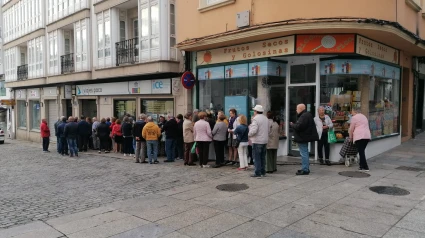 Vecinos de Ferrol esperando para inscribirse en Viajes Paco