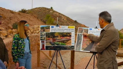 El alcalde y la concejala de Desarrollo Local contemplan el proyecto de mejora de la senda al Cejo de los Enamorados