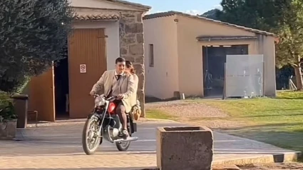 Los novios encima de una moto durante la ceremonia