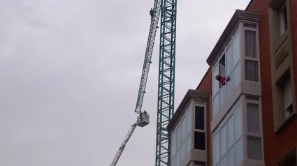 Bomberos rescatan a un hombre encaramado a una grúa en una obras del centro de Logroño