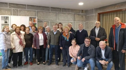 El alcalde de Pereiro de Aguiar, Luis Menor, con los vecinos de Cachamuiña en el local social