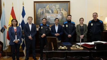 Toma de posesión de los dos agentes en el despacho de Alcaldía