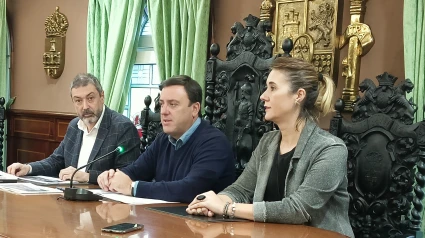 Luciano Alfaya, Valentín González y Elena López durante la presentación