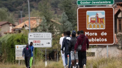 Varias de las personas refugiadas acogidas en Teruel caminan por la localidad de Mora de Rubielos