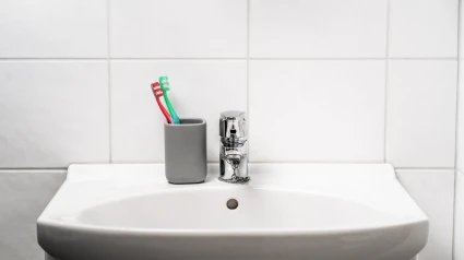 Vaso para cepillo de dientes en el lavabo del baño y del inodoro