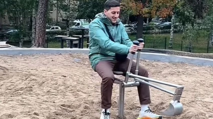 El joven en el parque infantil