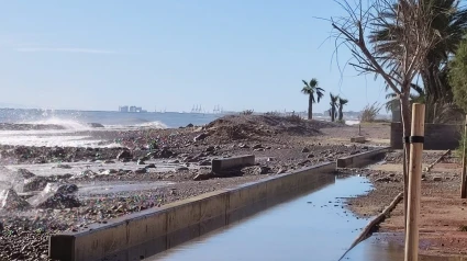 Los efectos del temporal en una playa de Moncofa