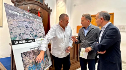 El alcalde de Lorca, en el centro, atiende las explicaciones del concejal de Limpieza y del gerente de Ecoembes
