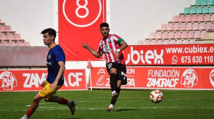 Carlos Ramos, jugador del Zamora, da un pase en el duelo ante el Andorra