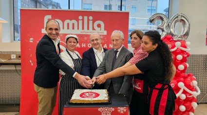 Cortan la tarta del aniversario de Familia