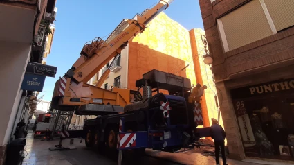 Instalación de una grúa para comenzar la construcción de viviendas en el casco histórico de Lorca