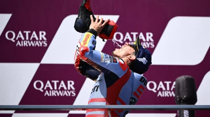 Marc Márquez cumple con la tradición australiana de beber de su bota.