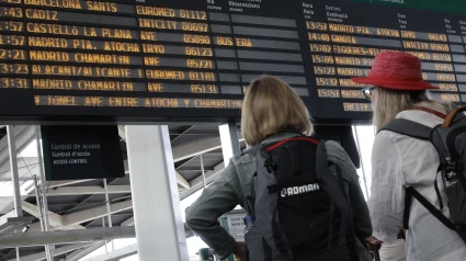 Estación de ferrocarril Joaquín Sorolla en Valencia este domingo. Renfe ha suprimido este domingo diversos trenes entre Madrid, la Comunitat Valenciana y Murcia debido a una incidencia con un tren sin pasajeros ocurrida ayer sábado en el túnel de alta velocidad que une las estaciones madrileñas de Atocha y Chamartín