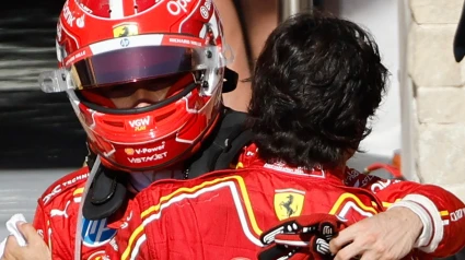 Abrazo entre Charles Leclerc y Carlos Sainz por el doblete de Ferrari en el Gran Premio de Estados Unidos de Fórmula 1