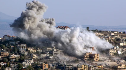 El humo se eleva tras los ataques aéreos israelíes sobre la ciudad de Khiam, en el sur del Líbano, junto a la frontera libanesa-israelí, tomada desde Marjaayoun, Líbano, 20 de octubre de 2024