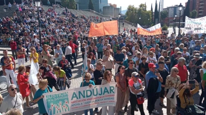 Manifestantes en Granada en defensa de la sanidad pública

Miles de manifestantes se han concentrado este domingo en Granada en una protesta "multitudinaria" en defensa de la sanidad pública convocada por la Asociación Justicia por la Sanidad, que ha incluido un homenaje a la figura del fundador de esta organización, el médico Jesús Candel, fallecido en octubre de 2022, y que se dio a conocer como Spiriman en redes sociales en la difusión de las movilizaciones masivas contra la fusión hospitalaria, que fue derogada.

POLITICA 
ASOCIACIÓN JUSTICIA POR LA SANIDAD