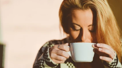 Una chica tomando café