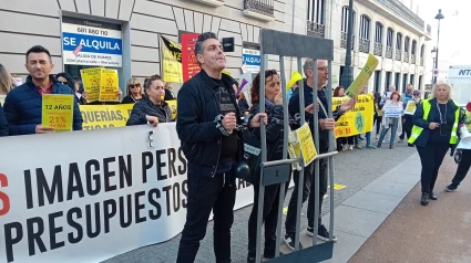 Peluqueros protestan ante Hacienda