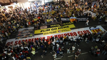 Manifestación de la afición del Valencia contra Peter Lim