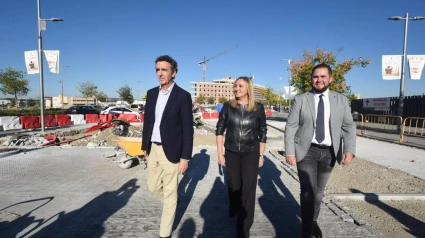 El concejal de Urbanismo de Granada, Enrique Catalina, la alcaldesa de la ciudad, Marifrán Carazo, y el diputado provincial de Obras Públicas y Vivienda, José Ramón Jiménez
