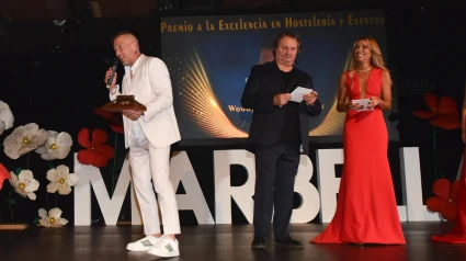 El empresario abulense recogiendo el premio