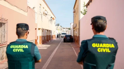 La víctima del presunto crimen machista de La Mojonera, con cuatro hijos, no había recurrido al IAM.
Fuentes del Gobierno andaluz han indicado a Europa Press que la mujer no se había servido de ningún tipo de recurso articulado a través de este órgano adscrito a la Consejería de Inclusión Social, Juventud, Familias e Igualdad al no constar peticiones.
Las mismas fuentes han precisado que un equipo binomio va a atender en la tarde de este martes al entorno familiar. La pareja contaba con cuatro hijos, tres de ellos menores de 3, 6 y 14 años, y otro mayor, de 19 años, quienes han quedado a cargo de un familiar.
Desde la Junta se ha activado un protocolo de atención psicológica en crisis de manera "inmediata" tras el crimen por el que el presunto autor de los hechos, un hombre de 50 años, se ha entregado en dependencias de la Policía Local de La Mojonera.
"Desde el IAM se está en contacto con todas las áreas implicadas en la investigación y afectadas", han subrayado en tanto se esclarece el caso, del que se tuvo conocimiento poco después de las 12,30 horas, cuando una llamada alertó de la agresión mortal en una vivienda de la calle Cuarta a través de un aviso a los servicios de emergencias.
Fuentes de la investigación confirmaron la detención del varón después de que se entregara a las autoridades una vez abandonada la vivienda, en la que la pareja residía desde hacía años y en la que se encontraba la más pequeña de sus hijos en el momento de los hechos. La mujer fue hallada ya sin vida en el domicilio, según certificaron los sanitarios.
MINUTO DE SILENCIO
Por su parte, el Ayuntam