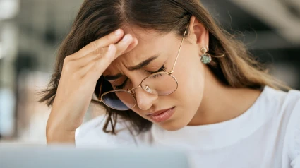 El estrés, el dolor de cabeza y el agotamiento laboral de una mujer de negocios se deben a un fallo informático