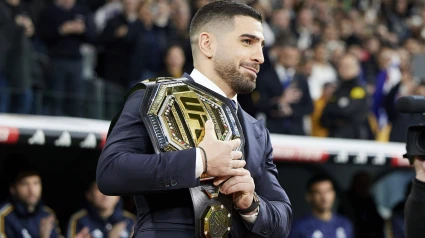 Ilia Topuria, con el cinturón de campeón de la UFC en el Bernabéu.