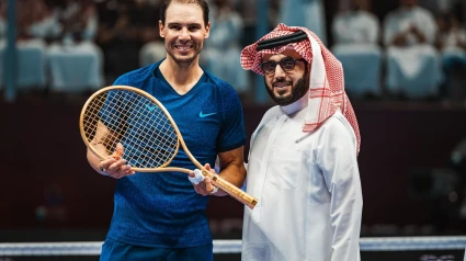 Rafa Nadal posa con la raqueta de oro que le regalaron en Riad