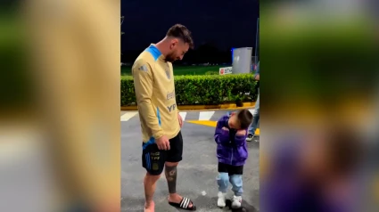 Leo Messi observa el baile con el que un niño le pide celebrar un gol