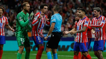 os jugadores del Atlético discuten con el árbitro un penalti en contra durante el partido de la Liga de Campeones que Atlético de Madrid y Lille disputan este miércoles en el estadio Metropolitano