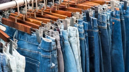 pantalones vaqueros en tienda de ropa de segunda mano