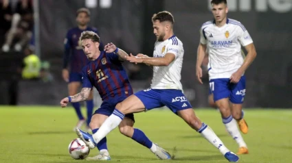 Iván Calero disputa un balón en el encuentro de este miércoles ante el Eldense