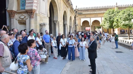 El deán (dcha.) atiende a los congresistas ante la Mezquita-Catedral de Córdoba.