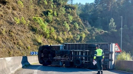 El camión volcado en el acceso a la A-52