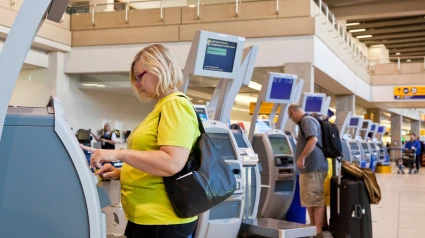 Pasajeros en aeropuerto