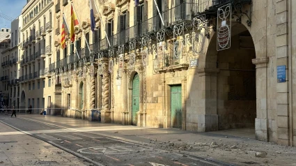 Así ha quedado la calle tras la caída de la cornisa del reloj del Ayuntamiento de Alicante.