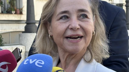 La consejera de Educación, María Mercedes Vaquera, ha anunciado que Extremadura convocará las oposiciones de Secundaria y de algunas especialidades de Formación Profesional (FP) el próximo año 2025, aunque no de maestros.

Así, Vaquera ha detallado que este mismo jueves se enviará la documentación para convocar el lunes, día 28, la reunión de la Mesa Sectorial de Personal Docente, que tendrá como único punto del orden del día la negociación sobre las oposiciones de 2025.

La consejera ha explicado que la convocatoria ha sido una decisión analizada y estudiada "muy detenidamente y en profundidad" para que sea "lo mejor" para la región y, para ello, se ha tendido en cuenta las más de 800 plazas que se han incorporado a lo largo de este curso 2024-2025 como consecuencia de la estabilización.

"Si tenemos en cuenta las dos fases estamos hablando de 1.141 personas nuevas en nuestra plantilla y, por lo tanto, una vez realizado ese estudio y viendo las necesidades, hemos decidido convocar las oposiciones de Secundaria y algunas especialidades de Formación Profesional", ha aseverado en declaraciones a los medios en Mérida.

Sobre las plazas a convocar, la consejera no ha podido dar detalles en cuanto a números o especialidades, ya que estas son cuestiones que se deben abordar y consensuar en la Mesa Sectorial del próximo lunes, ha dicho, aunque, no obstante, ha apuntado que la idea de la consejería es que se pudieran convocar unas 280 plazas.

También, y respecto a la fecha de los exámenes, aunque no está decidida, la consejera de Educación ha avanzado que "seguramente será en junio, como siempre" y que la intención de la Junta es poder llegar a un acuerdo con el resto de comunidades, "al menos con las colindantes", para no tener el efecto llamada.

A preguntas de si se podrían convocar las oposiciones de Infantil en 2026, para alternar de esta forma las pruebas, la consejera ha indicado que "a estas alturas" no puede decir cuáles son las pruebas que se van a convocar en 2026.

"Lo que sí que puedo decir con total firmeza es que haremos un análisis de las distintas situaciones que podamos tener. Repito, porque aquí hay que mirar por el bienestar del sistema educativo y de nuestros docentes. Por lo tanto, nosotros analizaremos la situación de tal manera que sea la más beneficiosa para todos", ha incidido.

La consejera de Educación, María Mercedes Vaquera