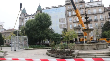 Los trabajos comenzaron por el árbol de Navidad en la Plaza Bispo Cesáreo