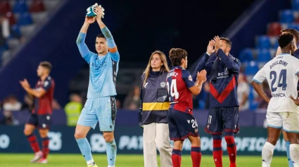 El Levante festeja con su afición el triunfo frente al Deportivo de la Coruña