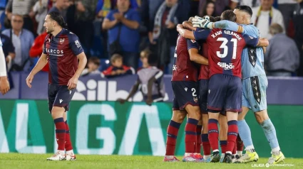 Los jugadores del Levante UD celebran el triunfo