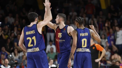 Los jugadores del Barcelona celebran la victoria.