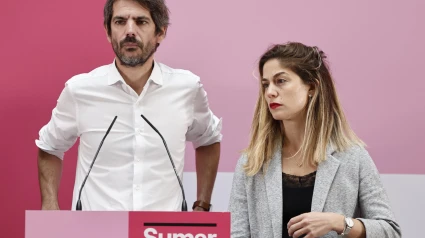 El portavoz de Sumar, Ernest Urtasun y la secretaria de Organización, Lara Hernández durante la rueda de prensa para anunciar las decisiones de la Ejecutiva