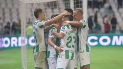 Los jugadores celebrando un gol