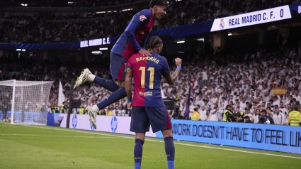 Raphinha y Lamine Yamal celebran un gol en un córner, lugar desde donde se lanzaron los insultos.