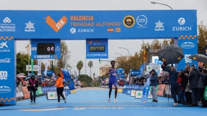 Yomif Kejelcha cruza la meta en Valencia después de establecer el nuevo récord del mundo en la media maratón