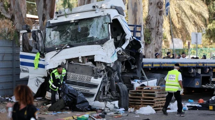 Estado en el que ha quedado el camión después de que el conductor atropellara a varias personas en Tel Aviv