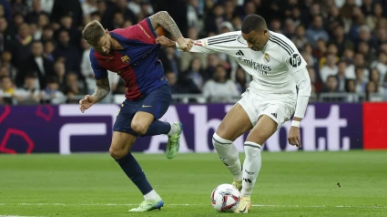 Iñigo Martínez intenta arrebatar un balón a Kylian Mbappé.