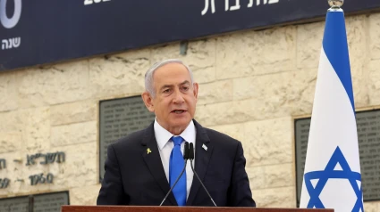 El primer ministro israelí, Benjamin Netanyahu, habla durante una ceremonia conmemorativa que marca el primer aniversario del calendario hebreo del ataque de Hamas que desencadenó la guerra actual en Gaza, en el cementerio militar del Monte Herzl en Jerusalén, el 27 de octubre de 2024.