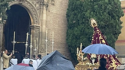 La Virgen de los Reyes se refugia en la Parroquia de Santa Ana ante la presencia de la lluvia